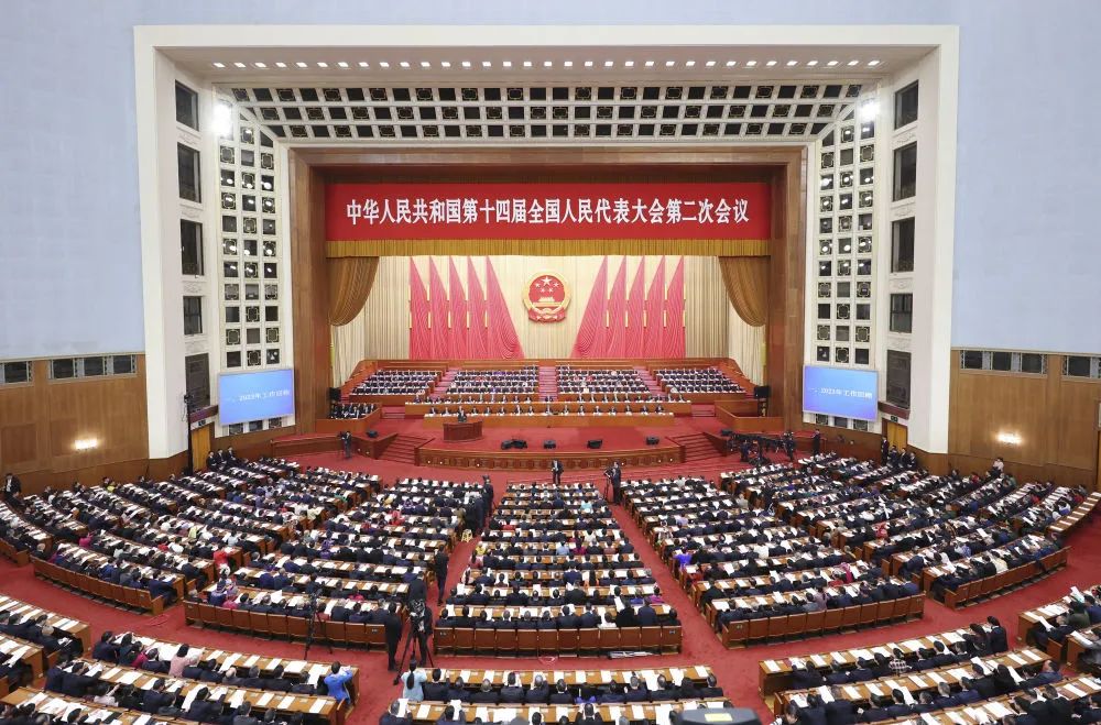 3月5日，李強總理向十四屆全國人大二次會議作政府工作報告