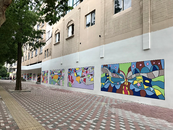 孩子們的畫(huà)作打造出一條絢麗的墻繪藝術(shù)風(fēng)景線 